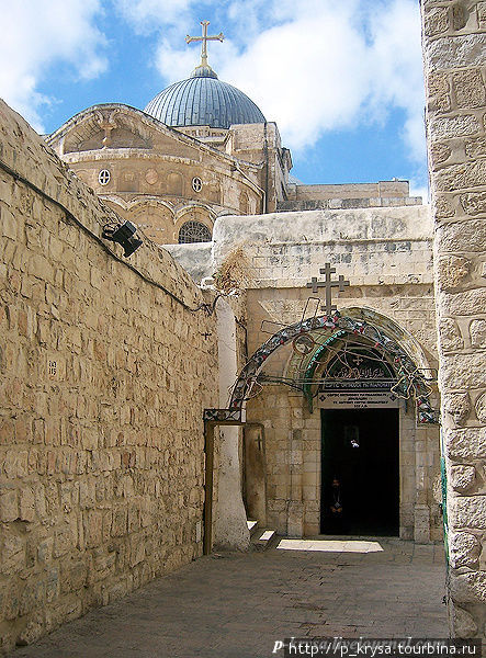 Справа от арки вход в церковь Иерусалим, Израиль