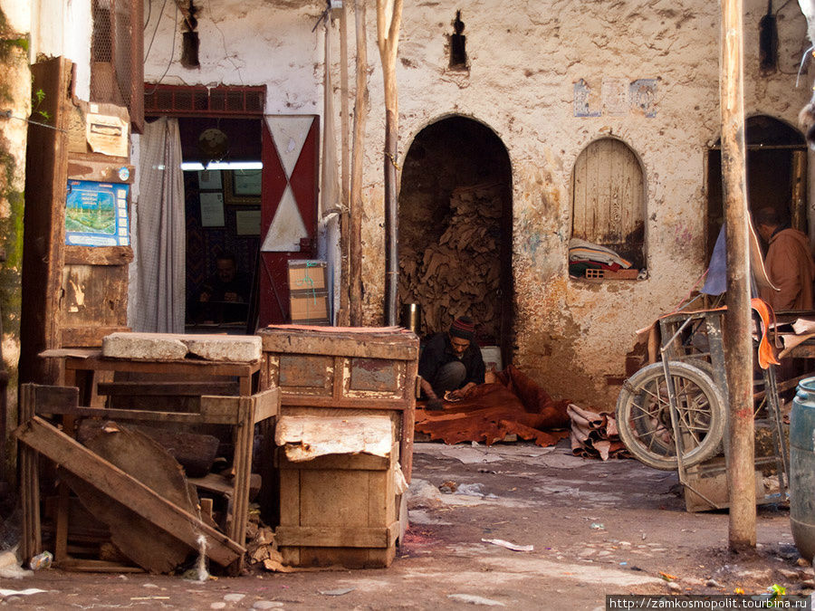 Изделия из кожи производят в многочисленных мелких мастерских. Фес, Марокко