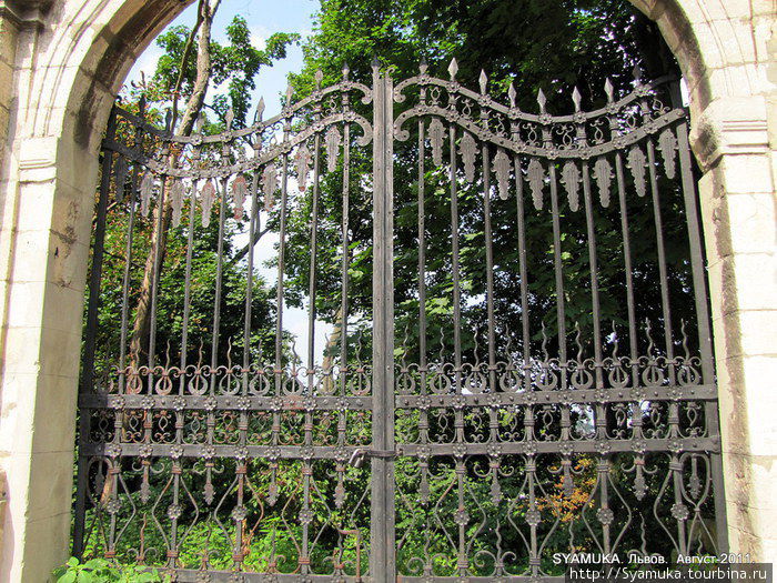 Старинные ворота ограды собора Св. Юра. Львов, Украина