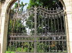 Старинные ворота ограды собора Св. Юра.