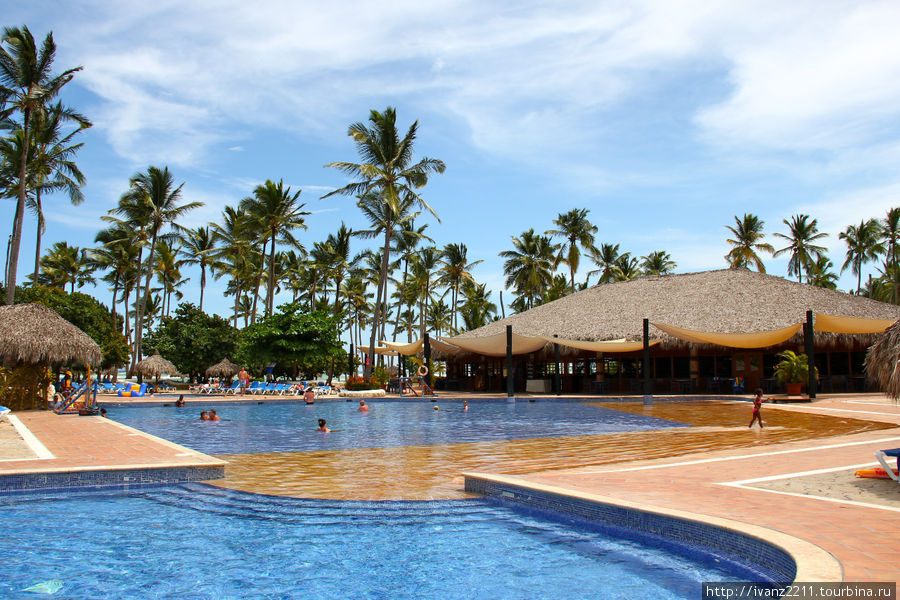 бассейн, слева-бар, справа-ресторан и бар Уверо-Альто, Доминиканская Республика