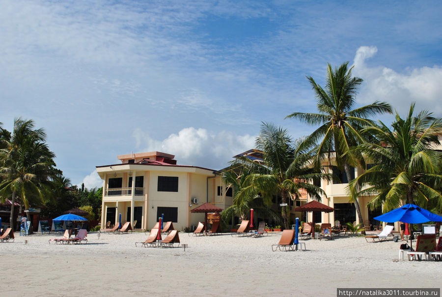 Пляж Пентай Ченанг — самый популярный пляж, на нем располагается большинство отелей, от очень бюджетных до дорогих. Также это место средоточие большинства магазинов, баров, ресторанов и кафешек. 
На пляжах Ланкави не бывает много людей, что, на мой  взгляд, очень хорошо. Лангкави остров, Малайзия