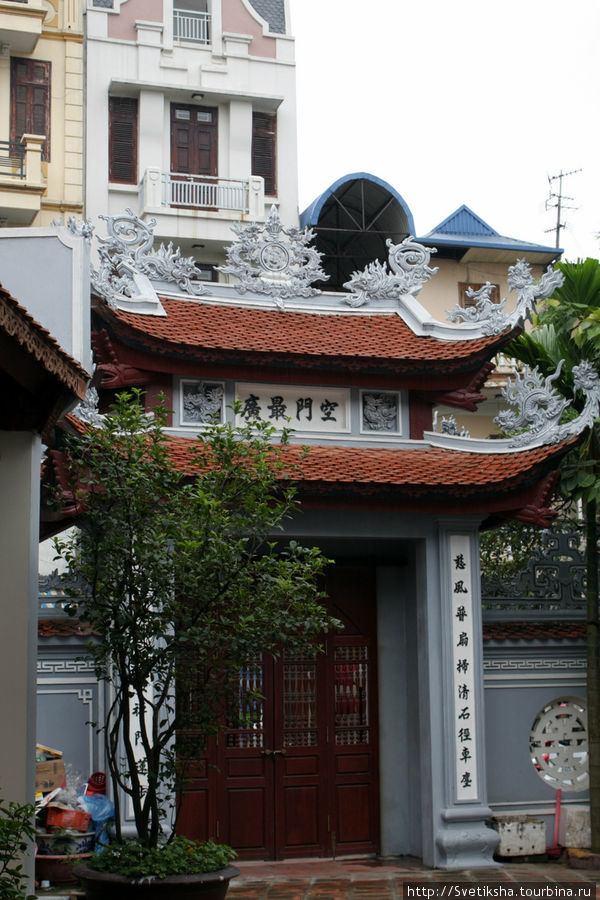 Чуа Хо Нхаи - монастырь на окраине центра Ханоя Ханой, Вьетнам