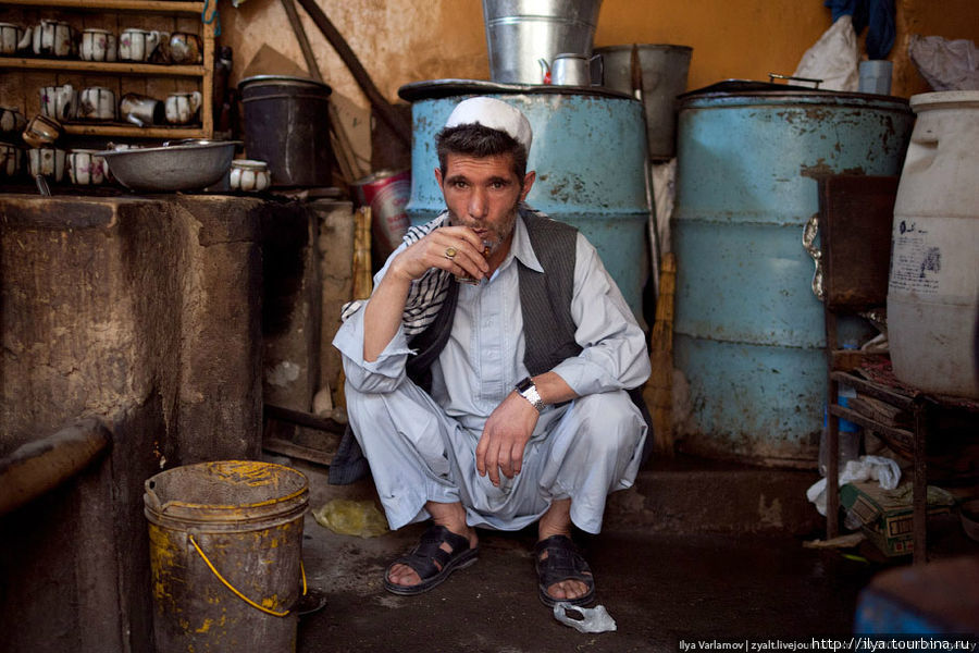 Многие гости чайных предпочитают сидеть на корточках. Афганистан