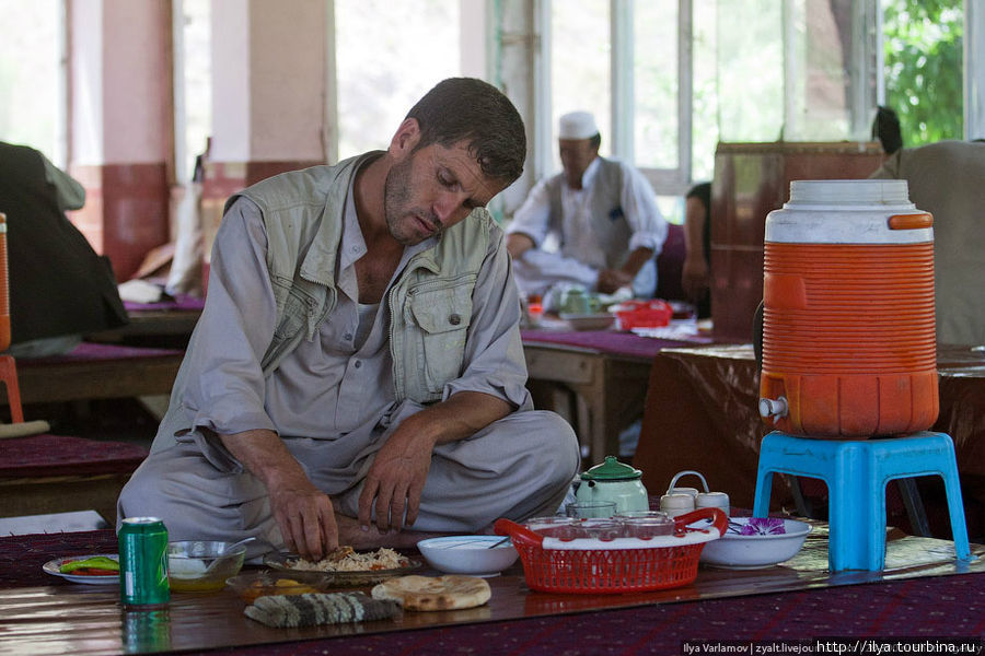 К плову обычно подаются лепешки наан, йогурт, соленые и свежие овощи. Афганистан