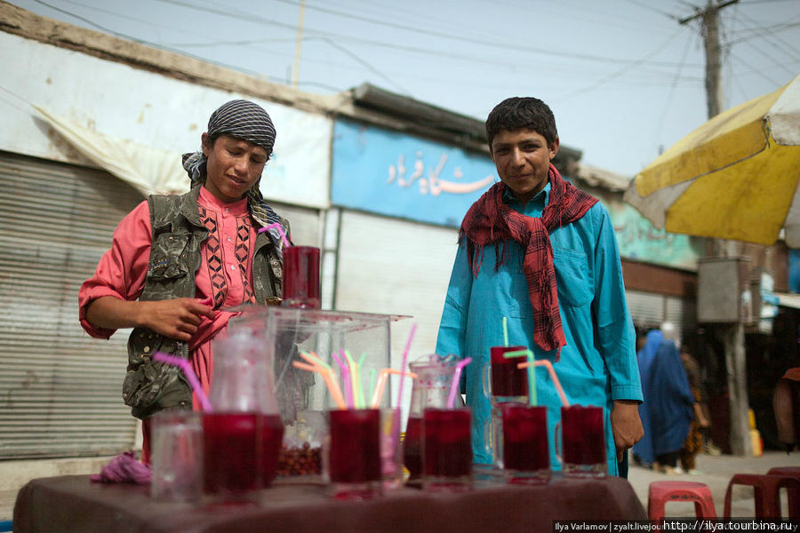 также на улице продают свежевыжатые соки. Афганистан