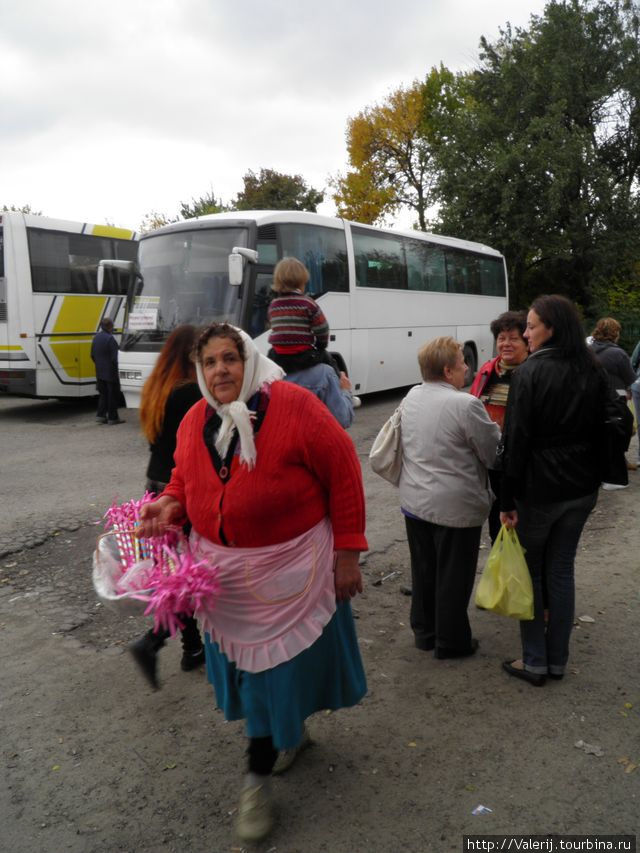 И как — же на рынке и без самопальных цыганских конфет Опошня, Украина