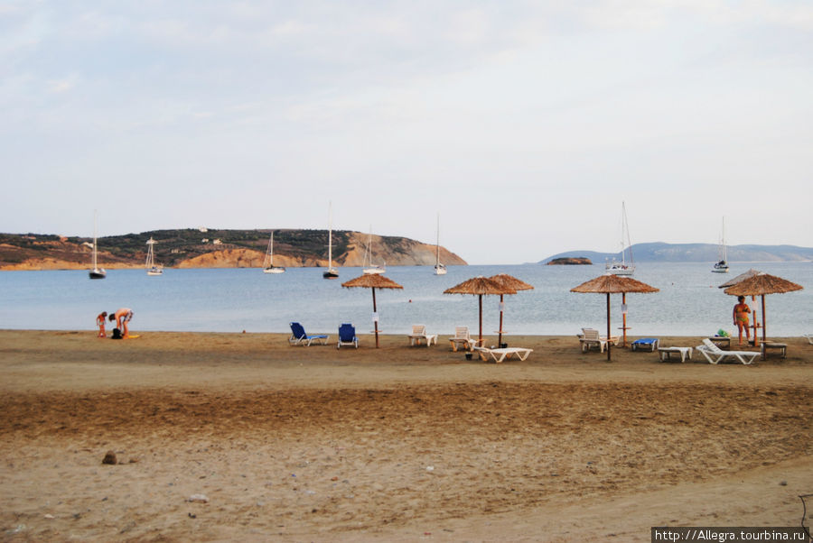 После прогулки в крепости пыль нужно смыть здесь — на пляже. любуясь пришвартованными яхтами... Метони, Греция