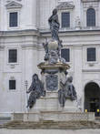 Соборная площадь со статуей Девы Марии