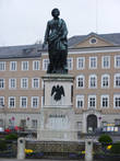 Почему этому памятнику дали имя Моцарта не знает никто, видимо и сам автор. Ничего похожего!