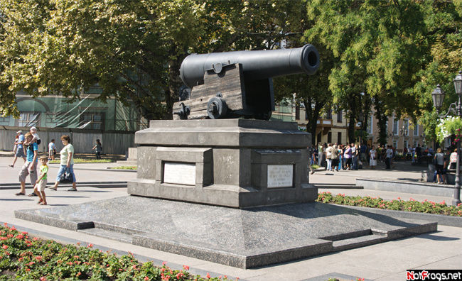Цитирую: Эта пушка — военный трофей. Её вес 250 пудов, а бомбы — 2 пуда 16 фунтов Одесса, Украина