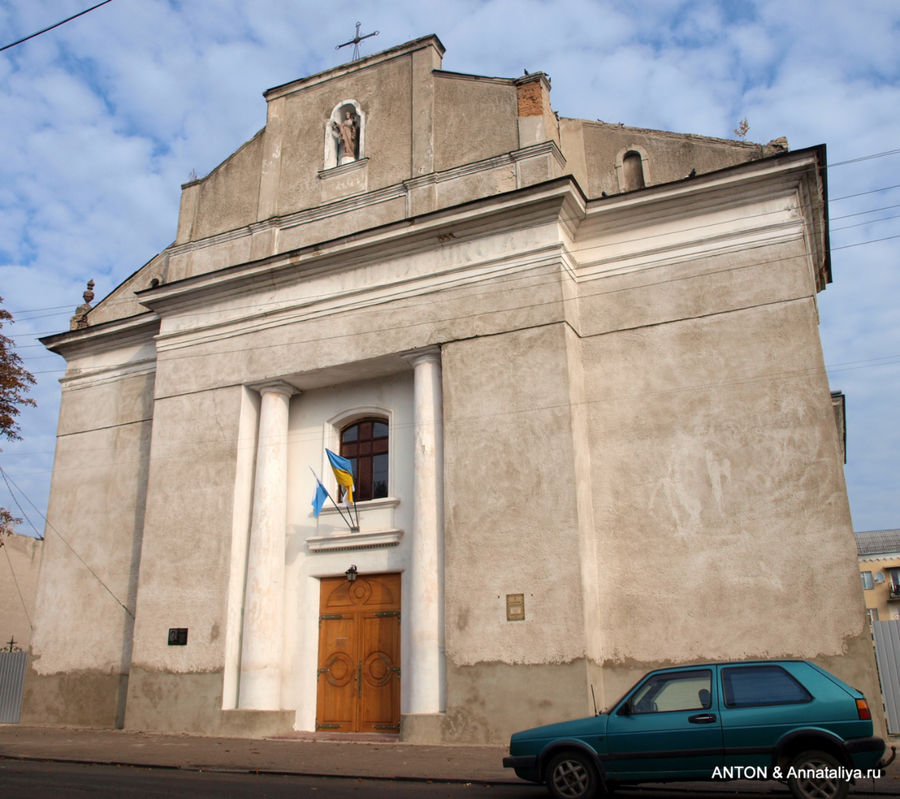 Костел Яна Непомука. Единственный действующий в Дубно. Дубно, Украина