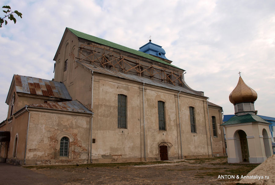 Бывший монастырь бернардинцев. Теперь действующий православный храм. Дубно, Украина