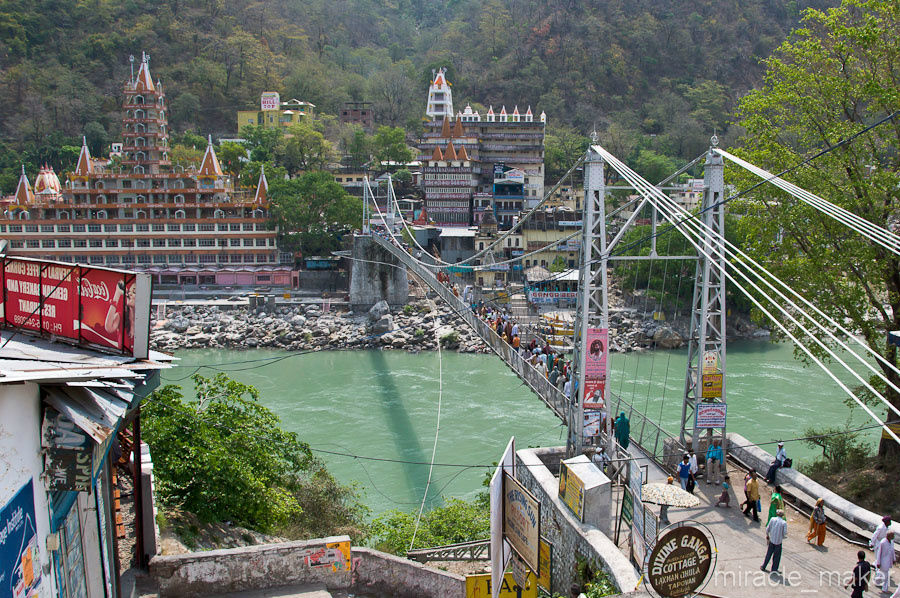 Городок раскинулся по обоим берегам Ганга. Соединены между собой две части города навесными мостами: «Лакшман Джула» и «Рам Джула». Ришикеш, Индия
