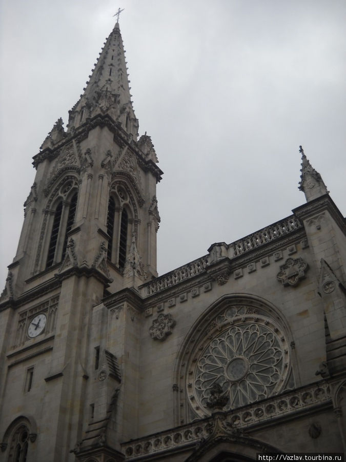 Основное здание и колокольня Бильбао, Испания