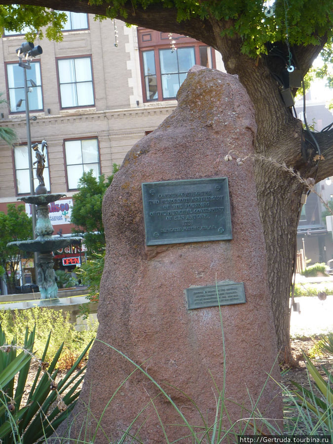 Памятный камень к 200-летию основания Сан Антонио Сан-Антонио, CША