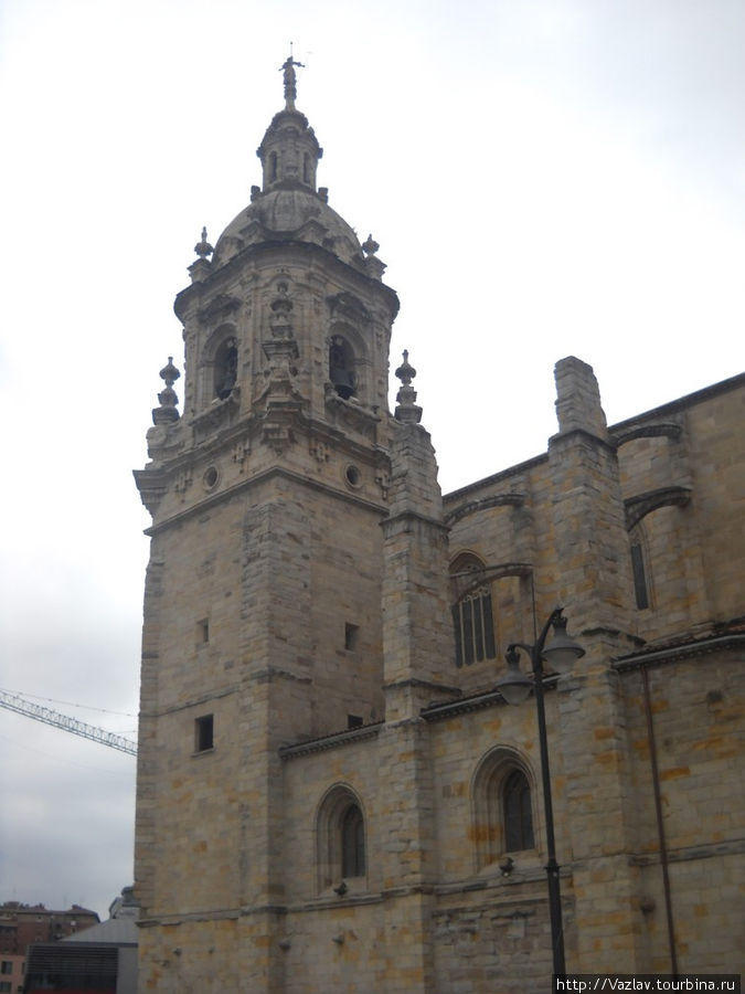 Боковой вид на церковь Бильбао, Испания