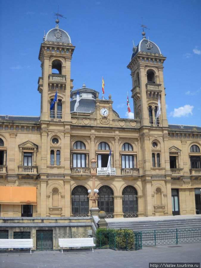 Фасад мэрии Сан-Себастьян, Испания