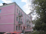 В красивом розовом доме находится выставочный зал Вдохновение
