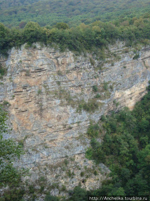 Скалы на другой стороне ущелья. Аацы, Абхазия