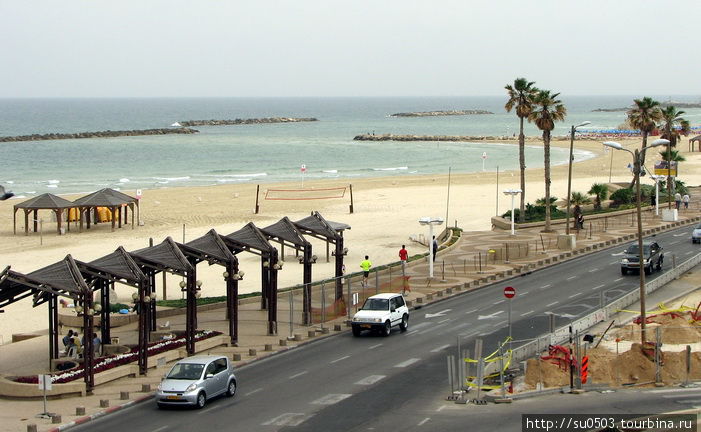 Пустынный пляж в Тель-Авиве Израиль