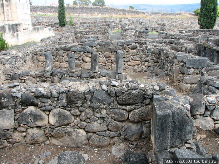Восстанавливаемые стены жилых домов в Капернауме Израиль