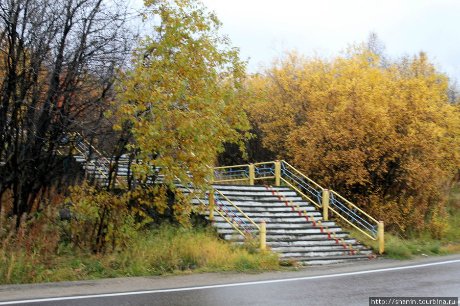 У памятника Защитникам Заполярья Кола, Россия