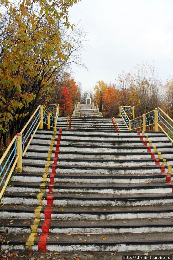 У памятника Защитникам Заполярья Кола, Россия