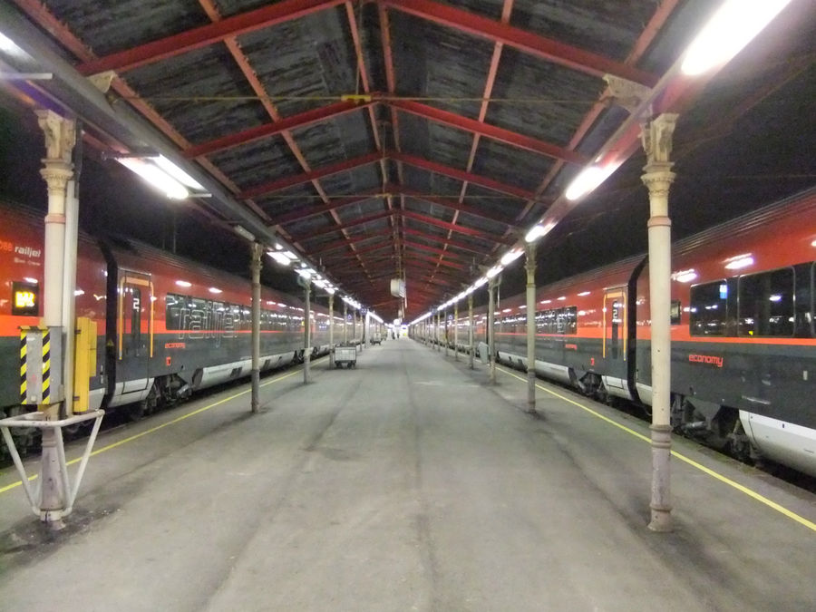 5.45 утра. Австрия. Мы покидаем Зальцбург.
Красные вагоны нашего поезда ÖBB railjett уже поданы и через 17 минут укатят в звенящую даль. Лихтенштейн