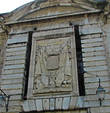герб на входными воротами, похоже несколько поврежден