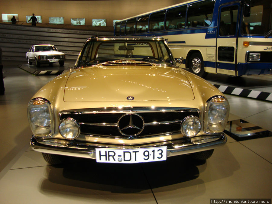 1964. Mercedes-Benz 230 SL. Максимальная скорость 200 км/ч. С 1963 по 1967 год был выпущен 19 831 автомобиль. Штутгарт, Германия