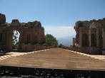 Древний театр. Строился греками, перестраивался римлянами.