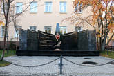 Памятник у здания ФСБ в Мурманске