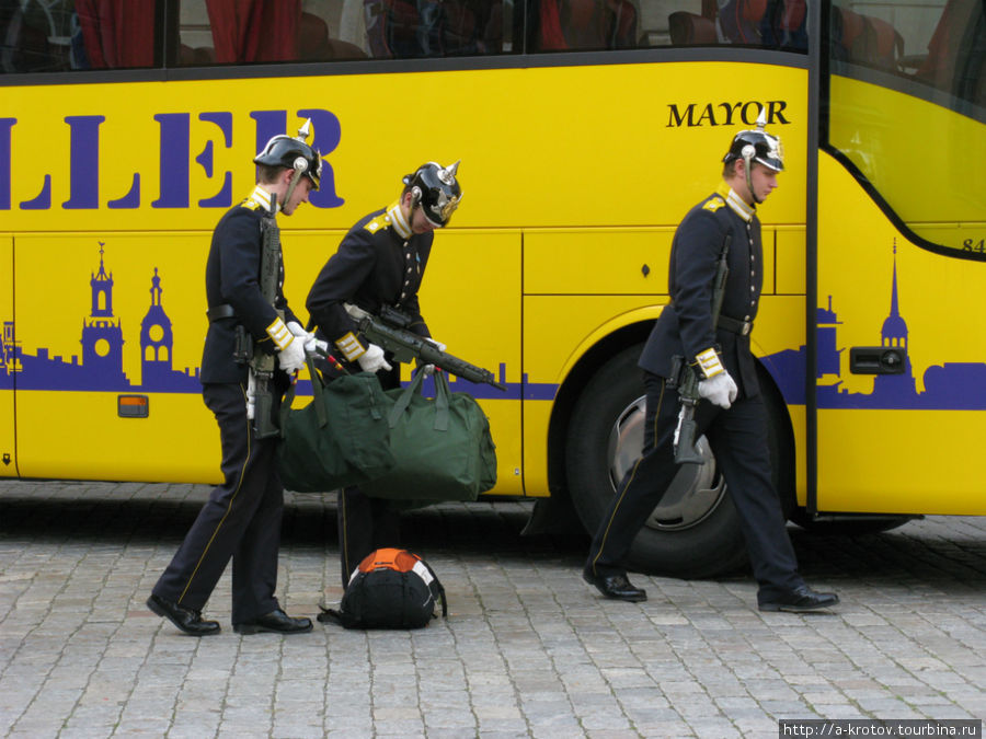 Это разгружается, типа, королевская полиция, из автобуса выходят. Нарядились, как клоуны, но с автоматами какими-то Стокгольм, Швеция