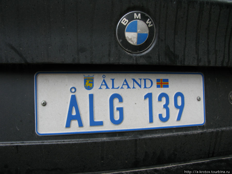 машина с номерами Аланд. Это имеются ввиду острова между Финляндией и Швецией, номера у них свои, машины встречаются и в Швеции, и в Финляндии Турку, Финляндия