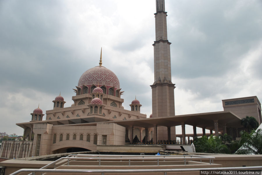 Мечеть Путра, неверных внутрь не пускают. Куала-Лумпур, Малайзия