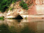 Пещеры были увидены во время сплава по река Гауя.