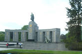 В одном из парков английского сектора установлен памятник русскому солдату