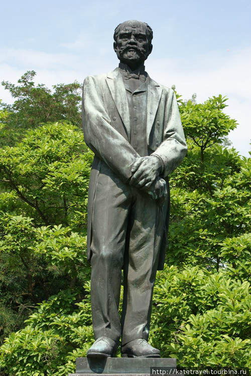 Памятник композитору Антонину Дворжаку Карловы Вары, Чехия