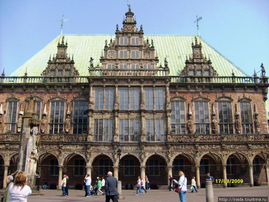 Рыночная площадь (Der Marktplatz) слывет одной из самых красивых площадей Европы благодаря окружающим ее многочисленным прекрасным историческим зданиям, самым красивым из которых, без сомнения, является здание Ратуши
