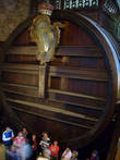 В подвалах замка располагается самая большая в мире винная бочка-  знаменитая Гейдельбергская бочка