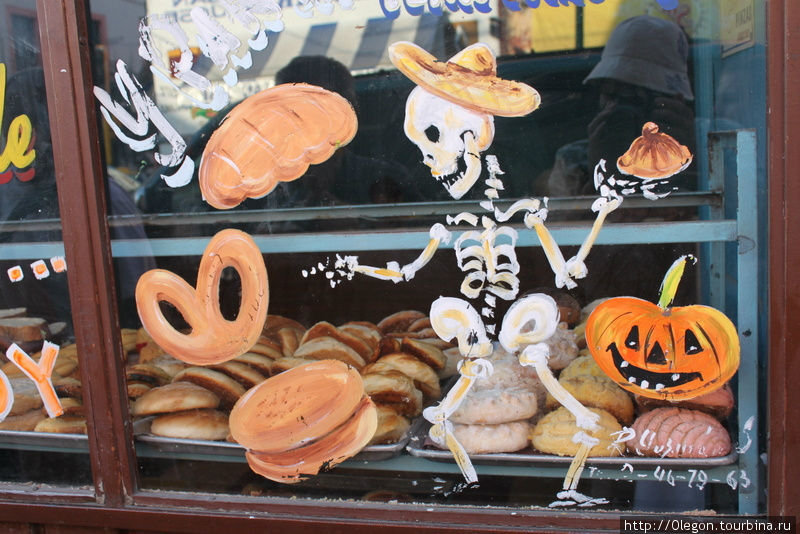 Весёлые скелеты нарисованы на витринах магазинов Мексика
