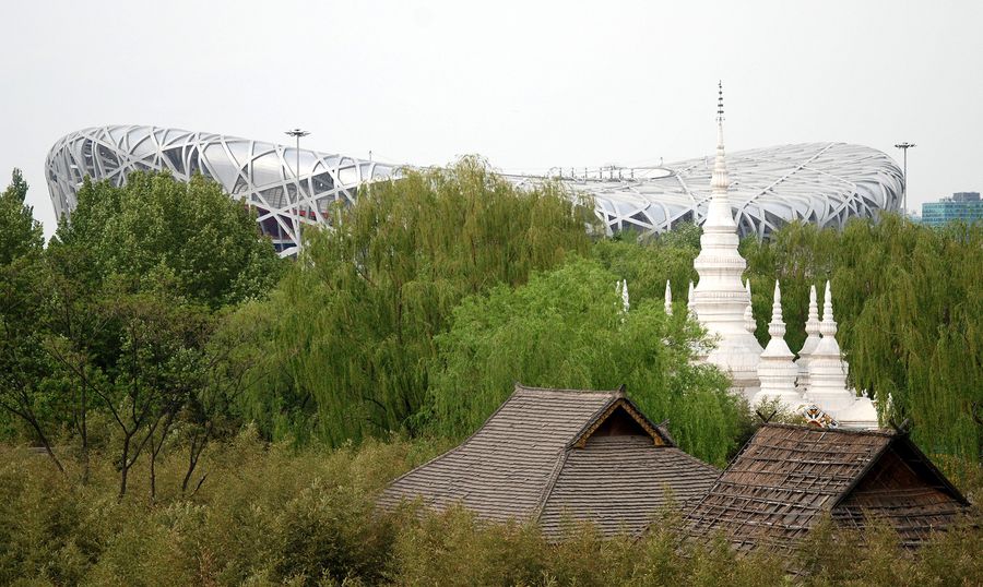 Вид из парка на стадион Птичье гнездо Пекин, Китай