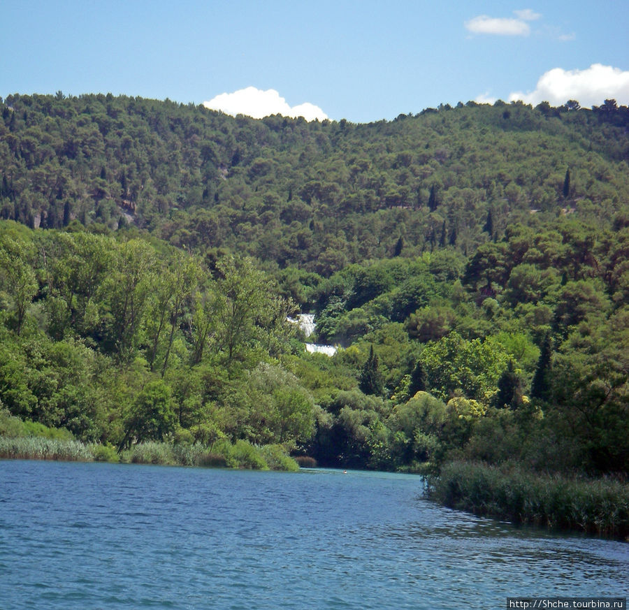 вот вдалеке река как бы заканчивается горой, а среди листвы виднеется каскад водопада... Национальный парк Крка, Хорватия