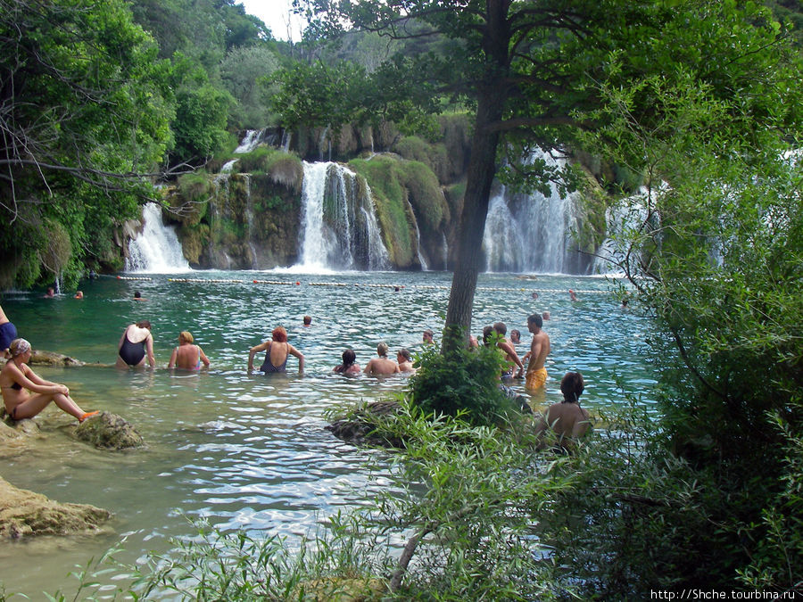 Вход в воду тоже не оборудованн — скользкие камни и глина, но в принципе — не опасно, просто надо намного аккуратно. Национальный парк Крка, Хорватия