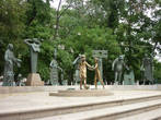 Памятник грехам человечества на Болотной площади в Москве (открыта с 2001г.)