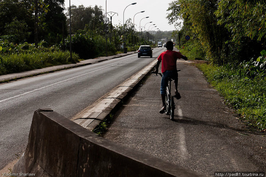 Во Франции популярен велоспорт и велодорожки есть повсеместно. В Гвиане — тоже есть, но на разметку не надеются, чай не Европа! Французская Гвиана