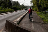 Во Франции популярен велоспорт и велодорожки есть повсеместно. В Гвиане — тоже есть, но на разметку не надеются, чай не Европа!