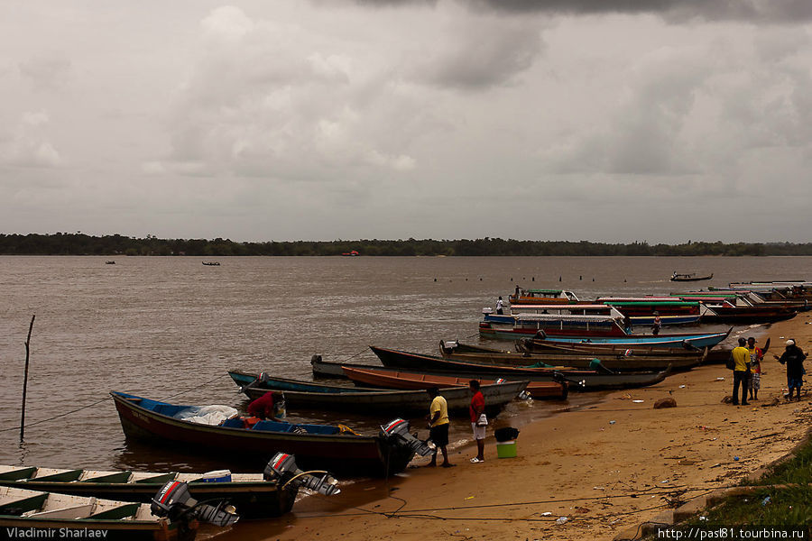 Основная стоянка лодок в Суринаме находится в километре от таможенного поста. Сен-Лоран-дю-Марони, Французская Гвиана