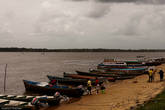 Основная стоянка лодок в Суринаме находится в километре от таможенного поста.